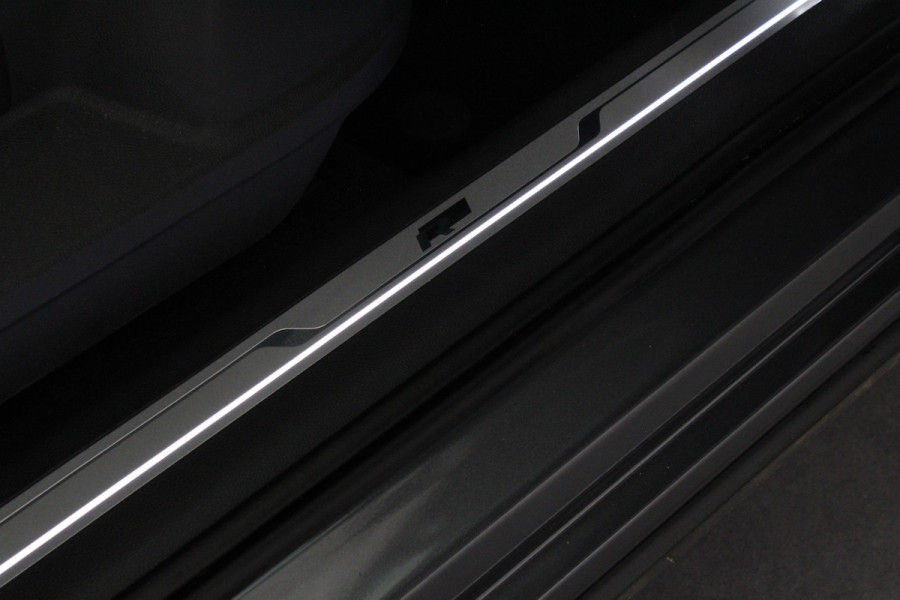 Volkswagen Tiguan 1.5 TSI ACT R-Line Black Style 360° camera / Black Style pakket / Trekhaak wegklapbaar / all season banden