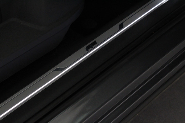 Volkswagen Tiguan 1.5 TSI ACT R-Line Black Style 360° camera / Black Style pakket / Trekhaak wegklapbaar / all season banden