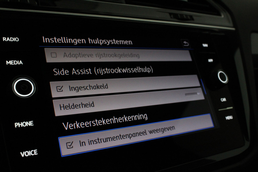 Volkswagen Tiguan 1.5 TSI ACT R-Line Black Style 360° camera / Black Style pakket / Trekhaak wegklapbaar / all season banden