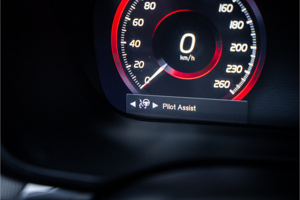 Volvo XC60 2.0 Recharge T8 AWD R-Design - Panorama | H&K | Memory | Elek. Trekhaak