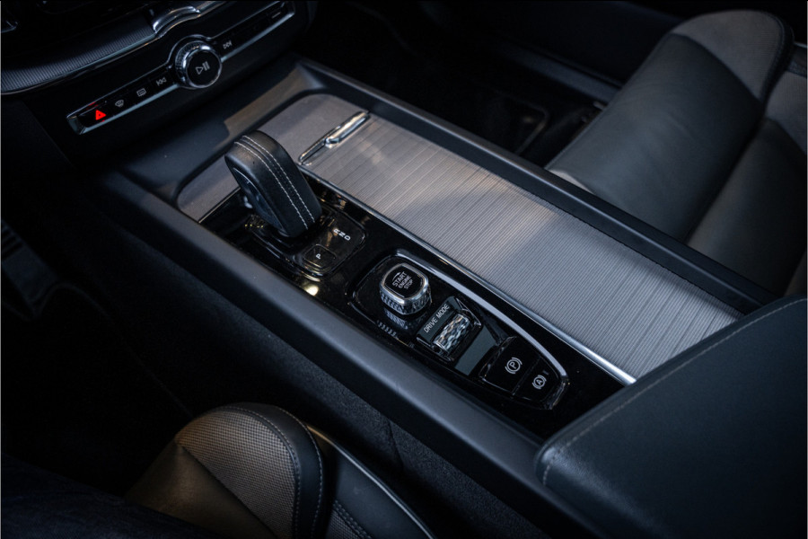 Volvo XC60 2.0 Recharge T8 AWD R-Design - Panorama | H&K | Memory | Elek. Trekhaak