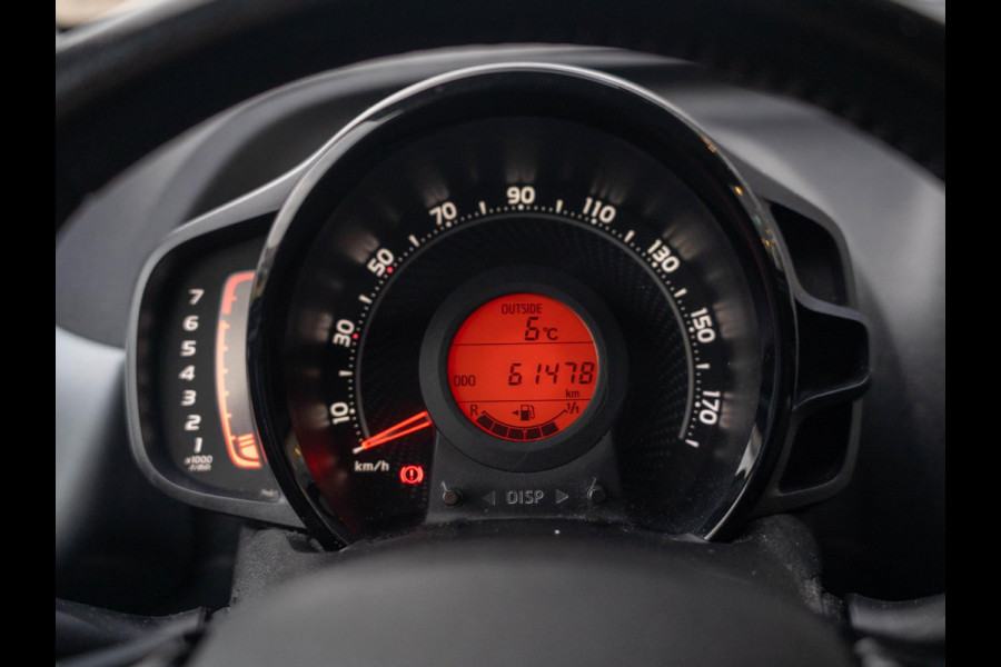 Toyota Aygo 1.0 VVT-i x-first / Carplay / Camera / Subwoofer / LM velgen