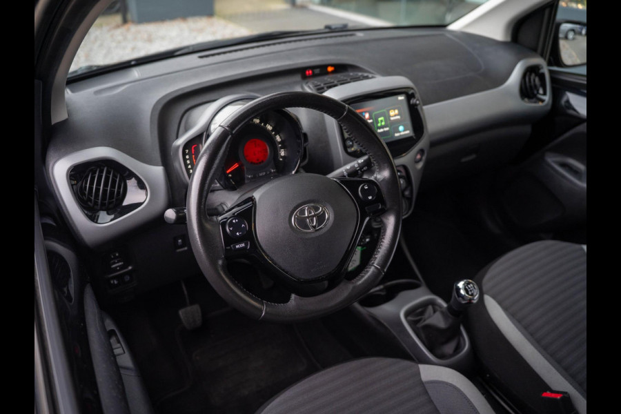 Toyota Aygo 1.0 VVT-i x-first / Carplay / Camera / Subwoofer / LM velgen