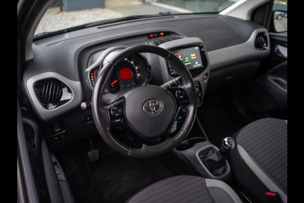 Toyota Aygo 1.0 VVT-i x-first / Carplay / Camera / Subwoofer / LM velgen