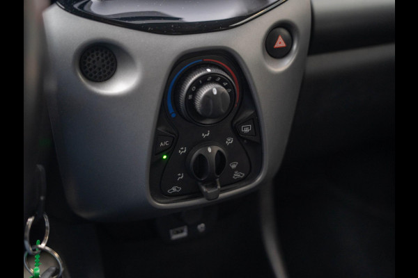 Toyota Aygo 1.0 VVT-i x-first / Carplay / Camera / Subwoofer / LM velgen