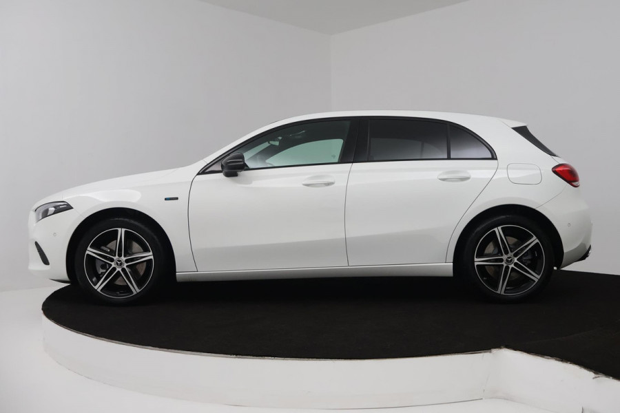 Mercedes-Benz A-Klasse 250 e Business Solution AMG Limited (SFEERVERLICHTING, STOELVERWARMING, ACHTERUITRIJCAMERA, NAVIGATIE)