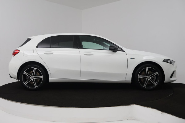 Mercedes-Benz A-Klasse 250 e Business Solution AMG Limited (SFEERVERLICHTING, STOELVERWARMING, ACHTERUITRIJCAMERA, NAVIGATIE)