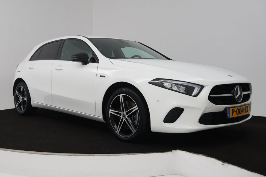 Mercedes-Benz A-Klasse 250 e Business Solution AMG Limited (SFEERVERLICHTING, STOELVERWARMING, ACHTERUITRIJCAMERA, NAVIGATIE)
