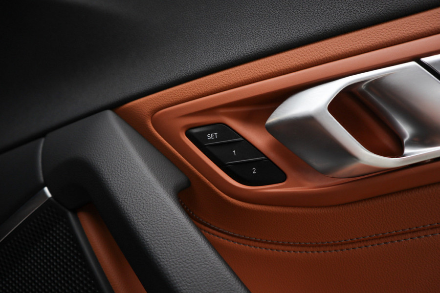 BMW Z4 Roadster sDrive30i High Exe M-pakket HUD Leer Camera PDC Stoelverwarming Stuurverwarming Memory seats LM velgen