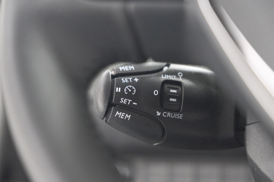 Peugeot 208 Hybrid 110 e-DCS6 Allure | Stoelverwarming | Apple Carplay | Parkeersensoren