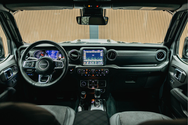 Jeep Wrangler 2.0T Sahara | Corse Edition Custom Made | Hybride | Stuur- en Stoelverwarming | Achteruitrijcamera |