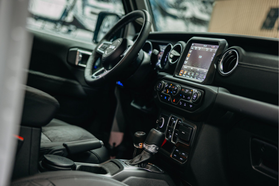 Jeep Wrangler 2.0T Sahara | Corse Edition Custom Made | Hybride | Stuur- en Stoelverwarming | Achteruitrijcamera |