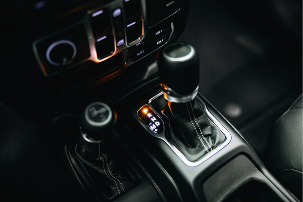 Jeep Wrangler 2.0T Sahara | Corse Edition Custom Made | Hybride | Stuur- en Stoelverwarming | Achteruitrijcamera |