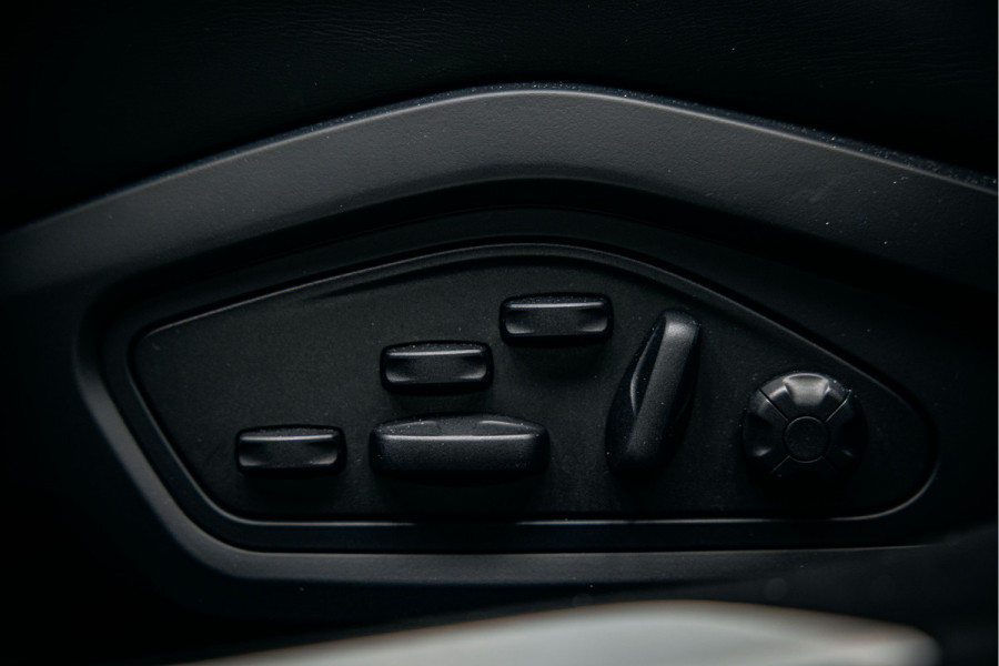 Porsche Taycan Performance 84 kWh | NL geleverd | Sport Chrono | Bose | Electric Sport Sound | Stoelverwarming |