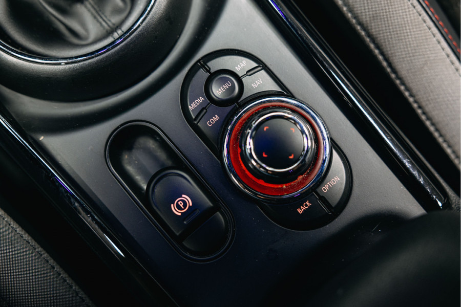 MINI Clubman 2.0 JCW ALL4 John Cooper Works | JCW | Rood dak | Sportstoelen | Stoelverwarming | Head-Up |