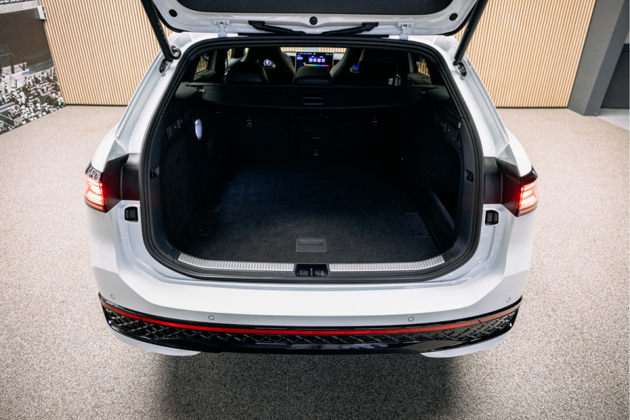 Volkswagen Passat R-Line Diesel | Trekhaak | Pano | Head-up | Stoelmassage |