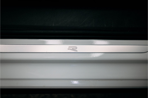 Volkswagen Passat R-Line Diesel | Trekhaak | Pano | Head-up | Stoelmassage |