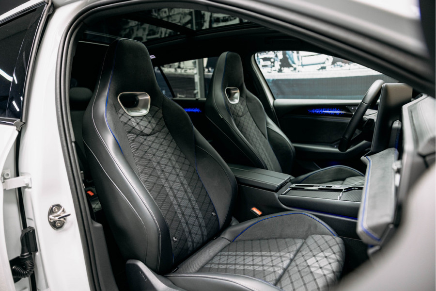 Volkswagen Passat R-Line Diesel | Trekhaak | Pano | Head-up | Stoelmassage |