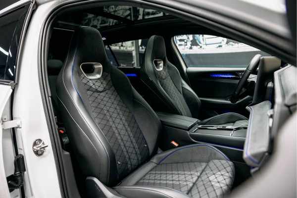 Volkswagen Passat R-Line Diesel | Trekhaak | Pano | Head-up | Stoelmassage |