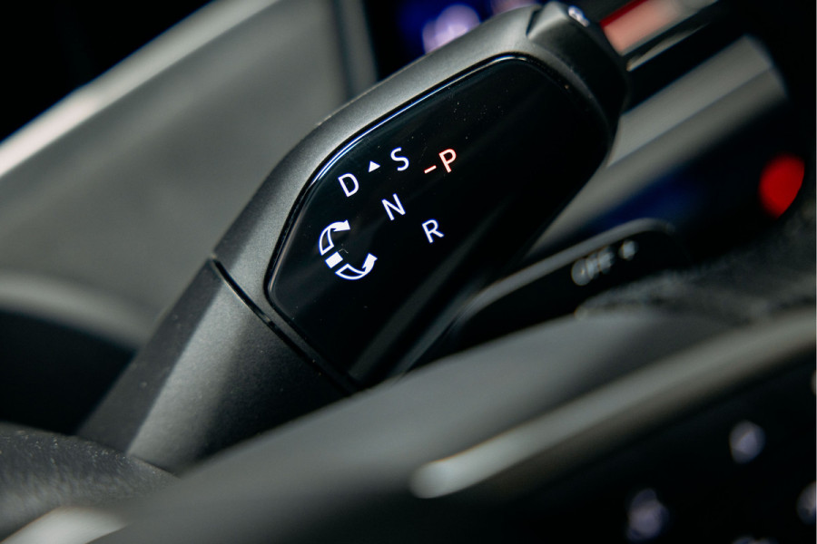 Volkswagen Passat R-Line Diesel | Trekhaak | Pano | Head-up | Stoelmassage |