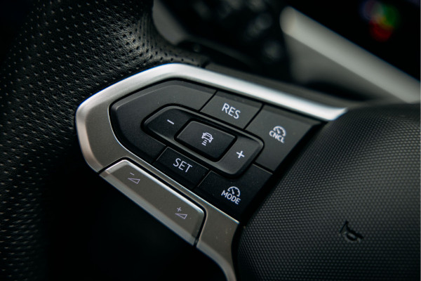 Volkswagen Passat R-Line Diesel | Trekhaak | Pano | Head-up | Stoelmassage |