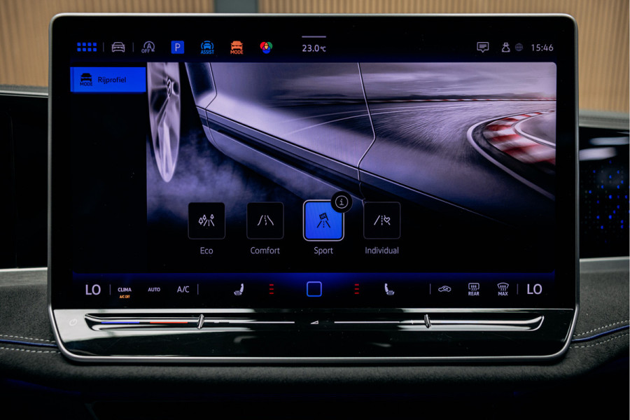 Volkswagen Passat R-Line Diesel | Trekhaak | Pano | Head-up | Stoelmassage |