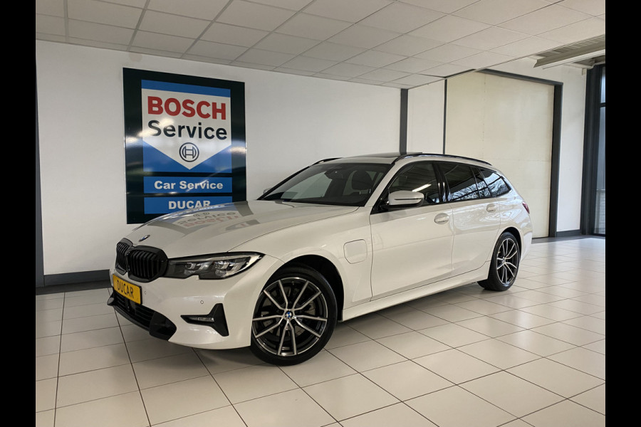 BMW 3 Serie Touring 320e Sportline Panoramadak / Led verlichting / Carplay/ Wit metallic /
