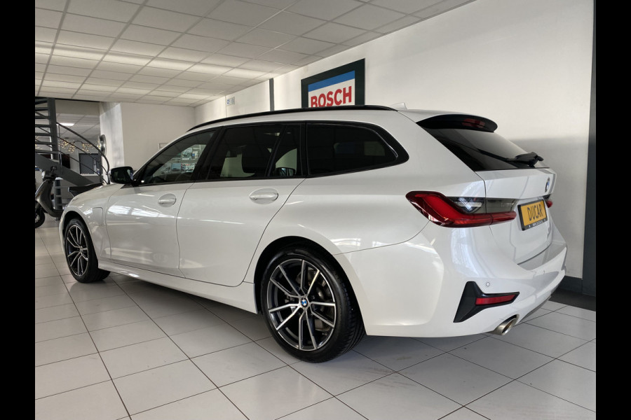 BMW 3 Serie Touring 320e Sportline Panoramadak / Led verlichting / Carplay/ Wit metallic /