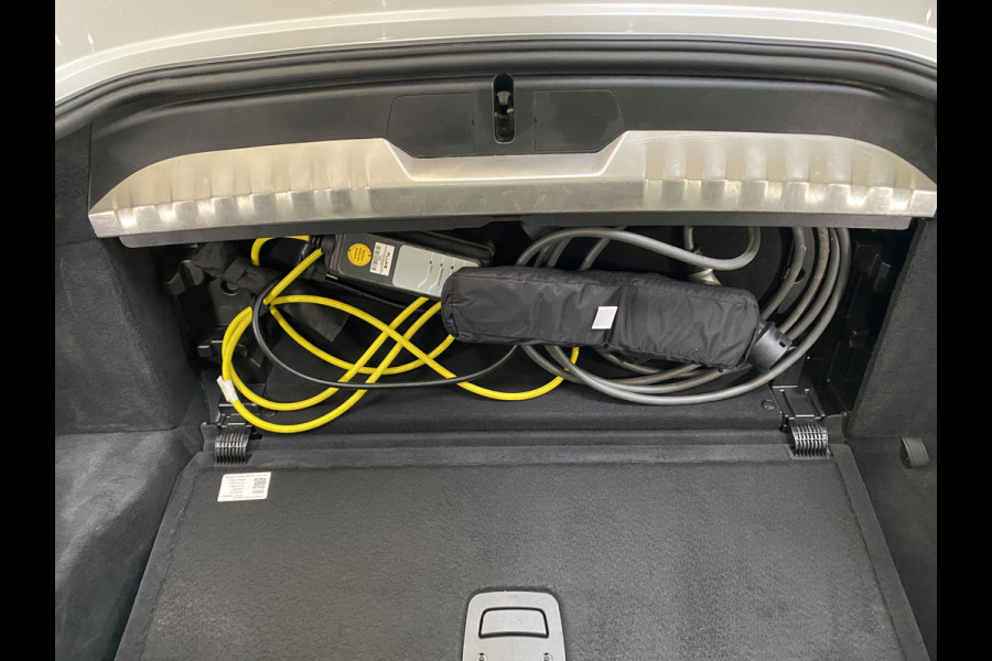 BMW 3 Serie Touring 320e Sportline Panoramadak / Led verlichting / Carplay/ Wit metallic /