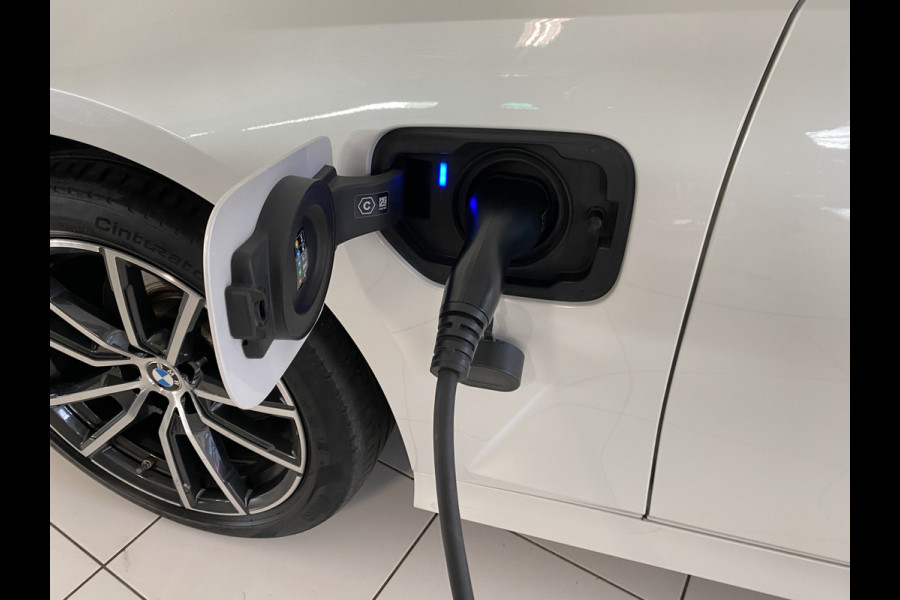 BMW 3 Serie Touring 320e Sportline Panoramadak / Led verlichting / Carplay/ Wit metallic /