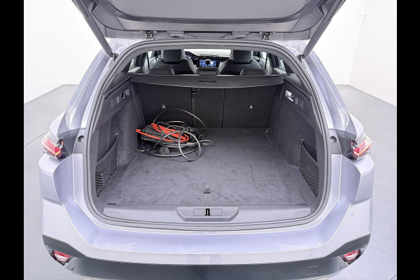 Peugeot 308 1.6 Plug-in Hybrid 225 GT VAN: €33.900,- VOOR: €28.877,- UW EINDEJAARSVOORDEEL: €4.023,- |FOCAL AUDIO | ELEK. ACHTERKLEP| ADAP. CRUISE| 360 CAMERA| DODE HOEK SENSOR|