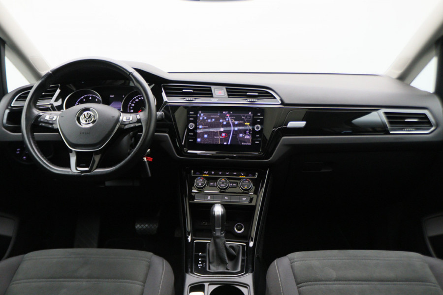 Volkswagen Touran 1.4 TSI DSG Highline Business R Panoramadak, ACC, Camera, Navigatie, Bluetooth, LED, Trekhaak, 17''