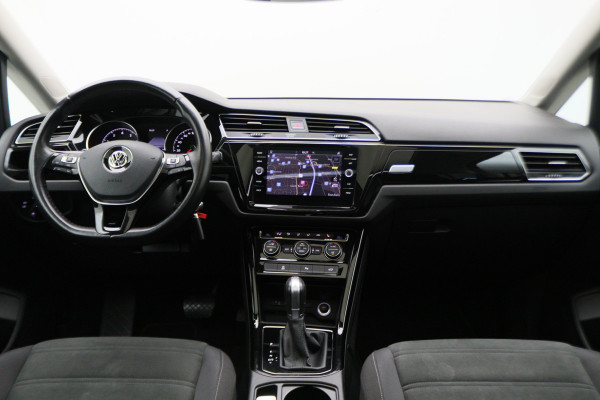 Volkswagen Touran 1.4 TSI DSG Highline Business R Panoramadak, ACC, Camera, Navigatie, Bluetooth, LED, Trekhaak, 17''