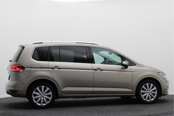 Volkswagen Touran 1.4 TSI DSG Highline Business R Panoramadak, ACC, Camera, Navigatie, Bluetooth, LED, Trekhaak, 17''