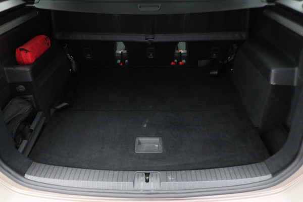 Volkswagen Touran 1.4 TSI DSG Highline Business R Panoramadak, ACC, Camera, Navigatie, Bluetooth, LED, Trekhaak, 17''