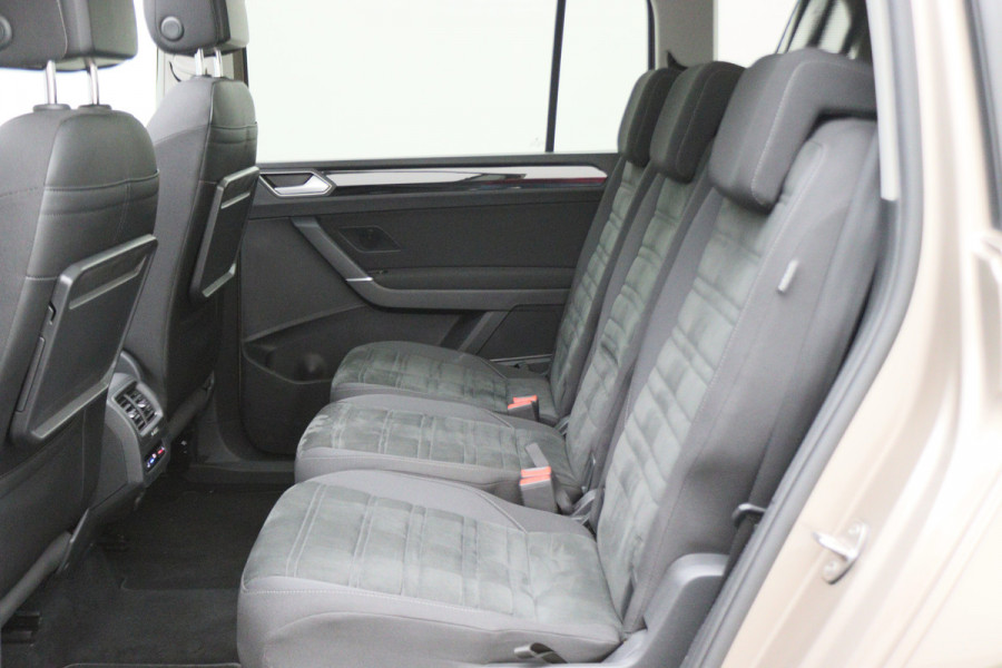 Volkswagen Touran 1.4 TSI DSG Highline Business R Panoramadak, ACC, Camera, Navigatie, Bluetooth, LED, Trekhaak, 17''