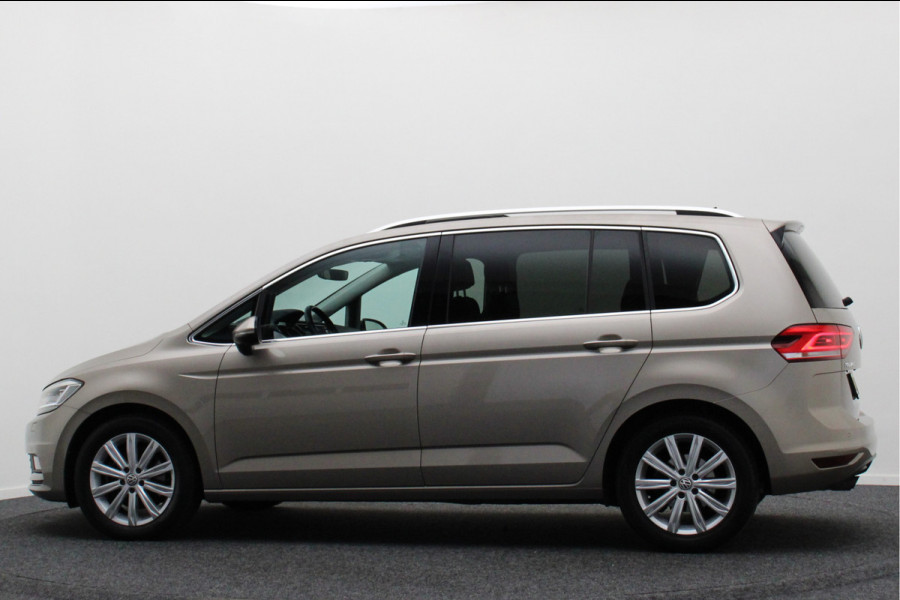 Volkswagen Touran 1.4 TSI DSG Highline Business R Panoramadak, ACC, Camera, Navigatie, Bluetooth, LED, Trekhaak, 17''