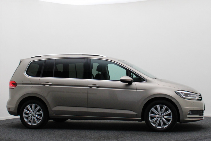 Volkswagen Touran 1.4 TSI DSG Highline Business R Panoramadak, ACC, Camera, Navigatie, Bluetooth, LED, Trekhaak, 17''