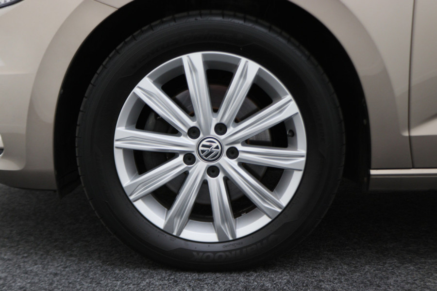Volkswagen Touran 1.4 TSI DSG Highline Business R Panoramadak, ACC, Camera, Navigatie, Bluetooth, LED, Trekhaak, 17''