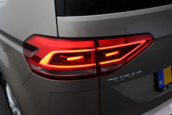 Volkswagen Touran 1.4 TSI DSG Highline Business R Panoramadak, ACC, Camera, Navigatie, Bluetooth, LED, Trekhaak, 17''