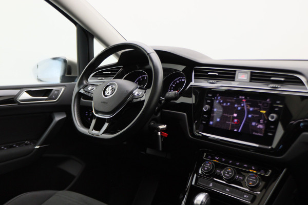 Volkswagen Touran 1.4 TSI DSG Highline Business R Panoramadak, ACC, Camera, Navigatie, Bluetooth, LED, Trekhaak, 17''