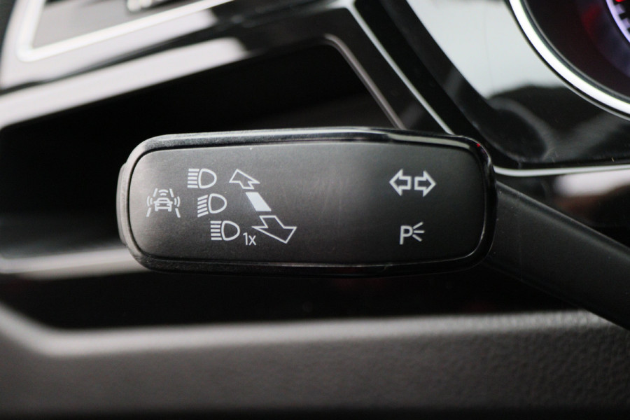 Volkswagen Touran 1.4 TSI DSG Highline Business R Panoramadak, ACC, Camera, Navigatie, Bluetooth, LED, Trekhaak, 17''