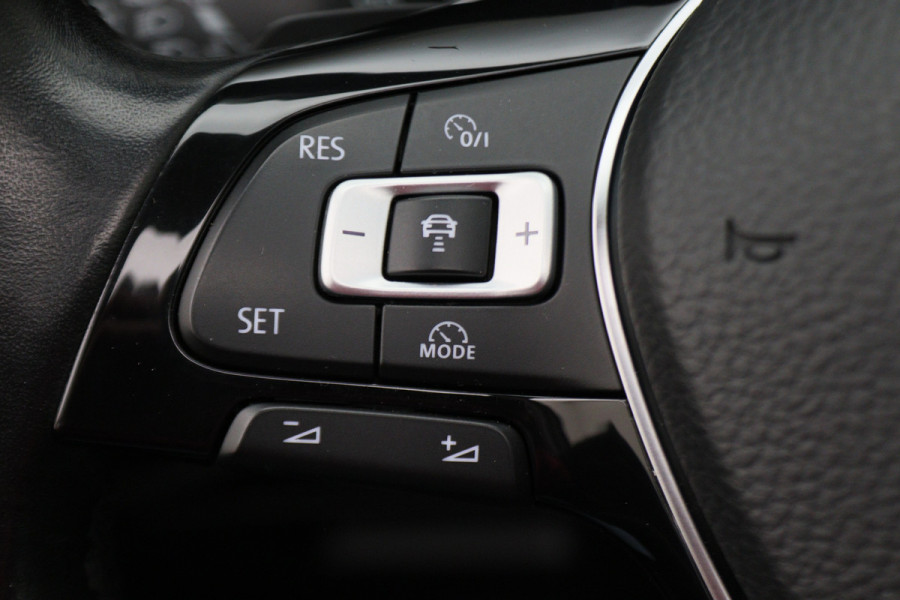 Volkswagen Touran 1.4 TSI DSG Highline Business R Panoramadak, ACC, Camera, Navigatie, Bluetooth, LED, Trekhaak, 17''