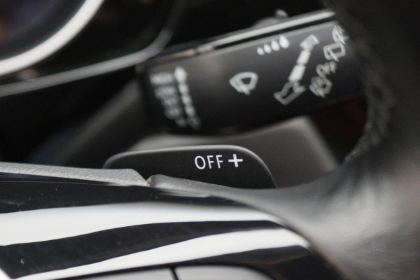 Volkswagen Touran 1.4 TSI DSG Highline Business R Panoramadak, ACC, Camera, Navigatie, Bluetooth, LED, Trekhaak, 17''