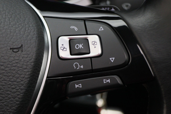 Volkswagen Touran 1.4 TSI DSG Highline Business R Panoramadak, ACC, Camera, Navigatie, Bluetooth, LED, Trekhaak, 17''