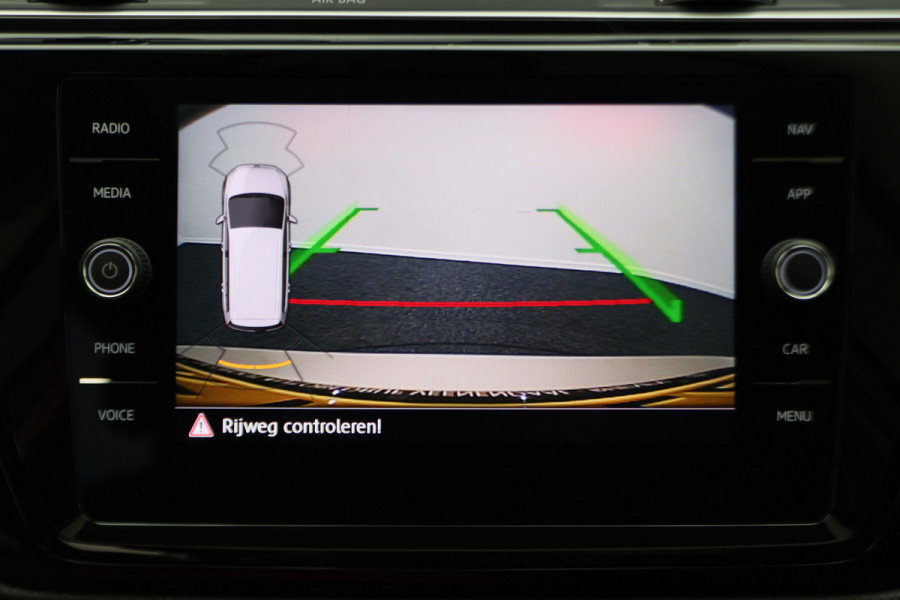 Volkswagen Touran 1.4 TSI DSG Highline Business R Panoramadak, ACC, Camera, Navigatie, Bluetooth, LED, Trekhaak, 17''