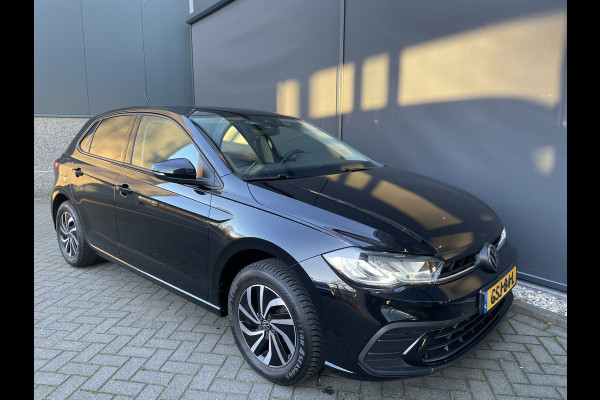 Volkswagen Polo 1.0 TSI Life Edition Achteruitrijcamera - Airco - Parkeersensoren voor en achter - Navigatiesysteem - Cruise control - Bluetooth - Stuur multifunctioneel - Start/stop systeem - Licht metalen velgen 15 inch - Radi