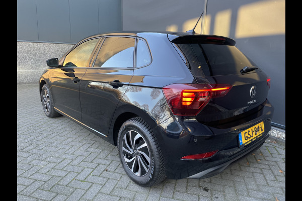Volkswagen Polo 1.0 TSI Life Edition Achteruitrijcamera - Airco - Parkeersensoren voor en achter - Navigatiesysteem - Cruise control - Bluetooth - Stuur multifunctioneel - Start/stop systeem - Licht metalen velgen 15 inch - Radi