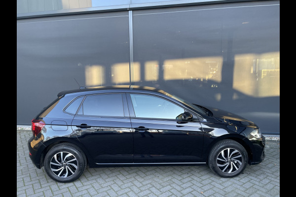 Volkswagen Polo 1.0 TSI Life Edition Achteruitrijcamera - Airco - Parkeersensoren voor en achter - Navigatiesysteem - Cruise control - Bluetooth - Stuur multifunctioneel - Start/stop systeem - Licht metalen velgen 15 inch - Radi