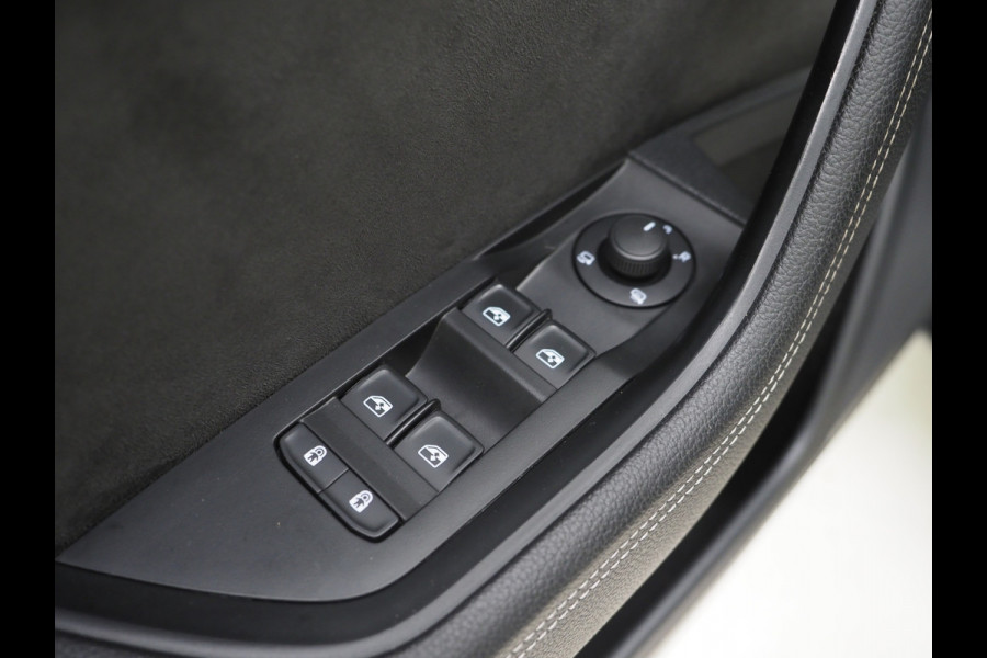 Škoda Superb Combi 1.4 TSI iV Sportline 218PK | Sportstoelen | Trekhaak | Camera | Memory | Sfeer | Keyless | Adaptive Cruise